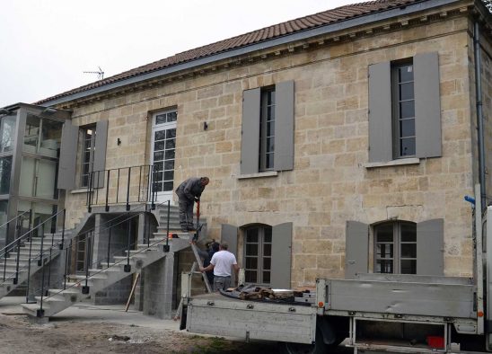 Pose de l'escalier du collège St-Fort